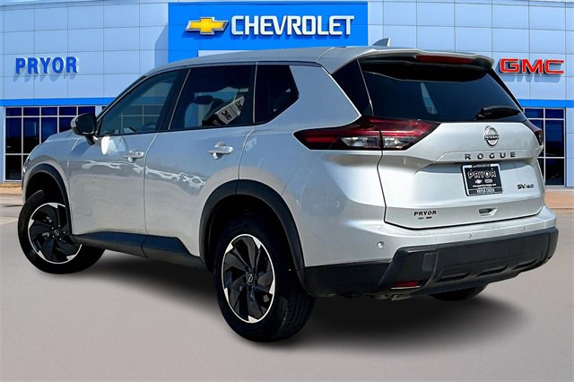 2024 Nissan Rogue SV photo 2