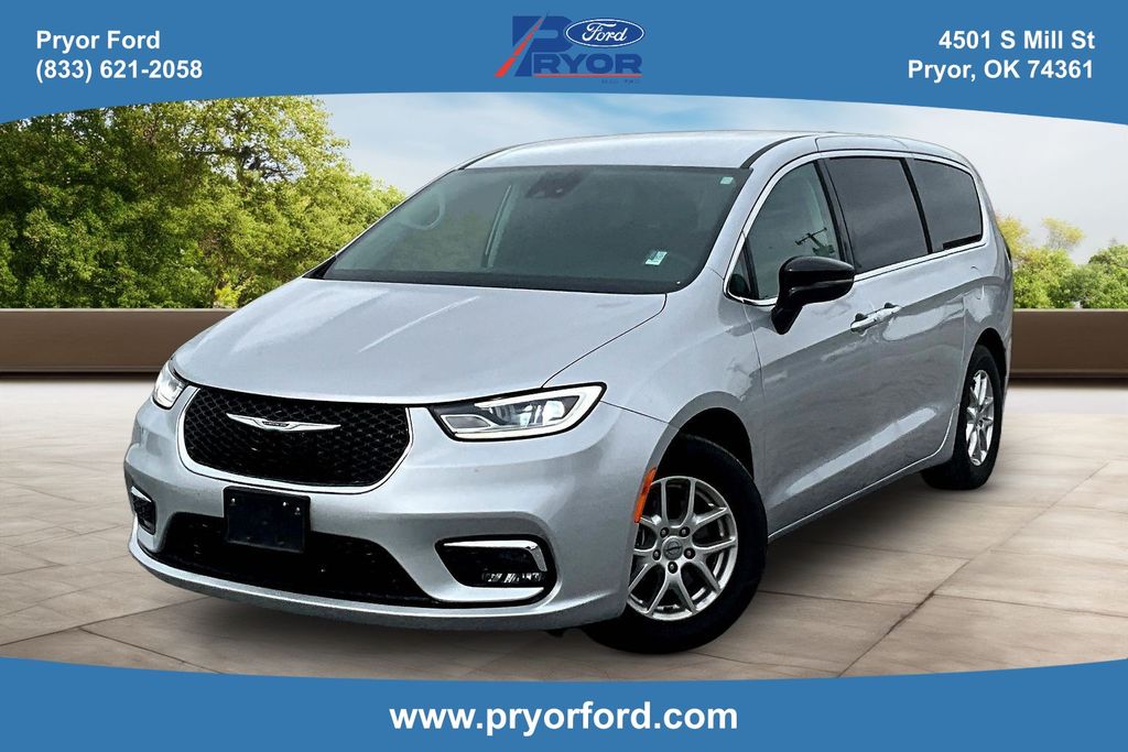 2024 Chrysler Pacifica Touring L's photo