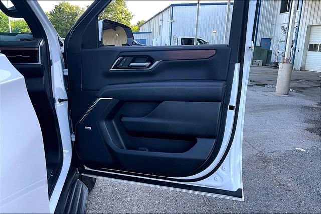 2025 GMC Yukon Denali - Photo 29