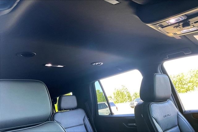 2025 GMC Yukon Denali - Photo 28