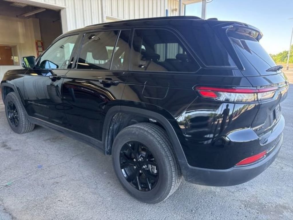 Used 2025 Jeep Grand Cherokee Altitude