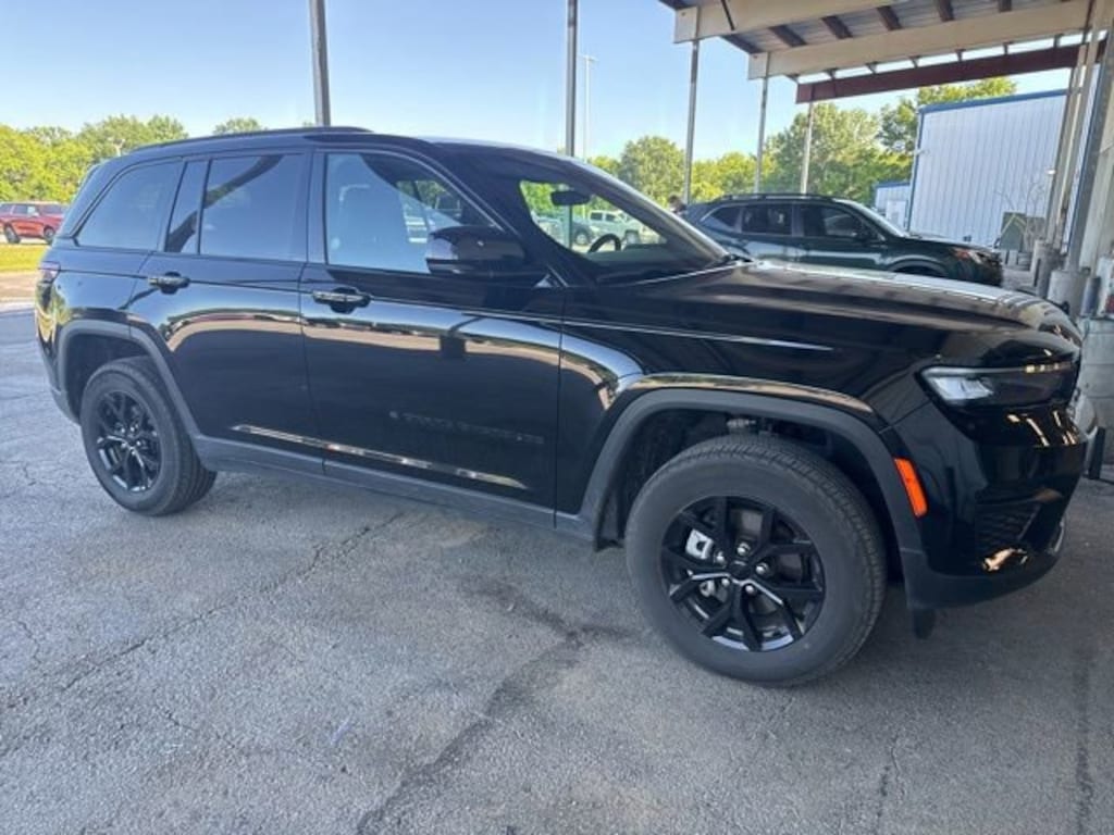 Used 2025 Jeep Grand Cherokee Altitude