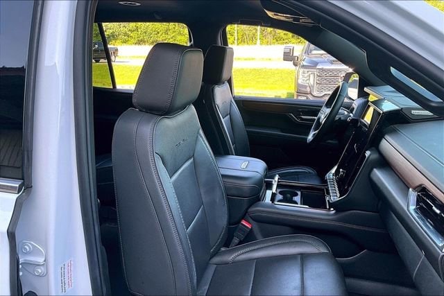 2025 GMC Yukon Denali - Photo 30