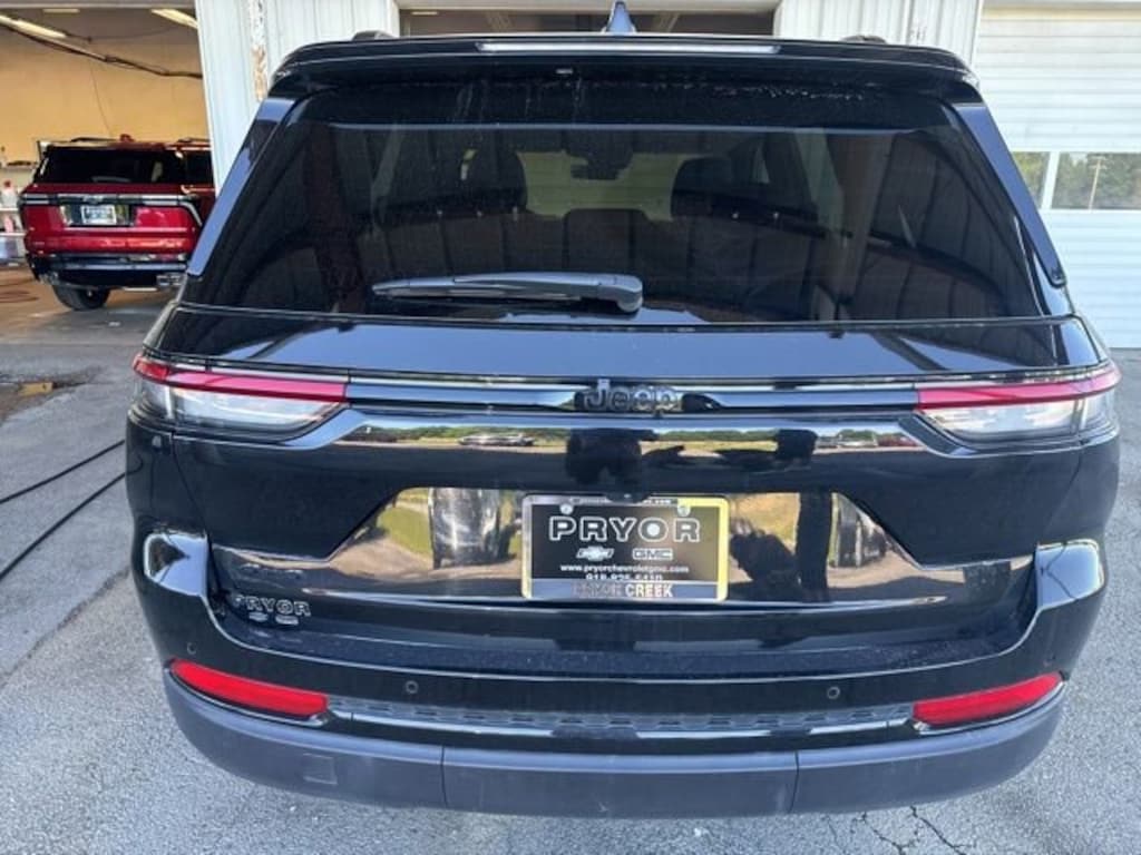 Used 2025 Jeep Grand Cherokee Altitude