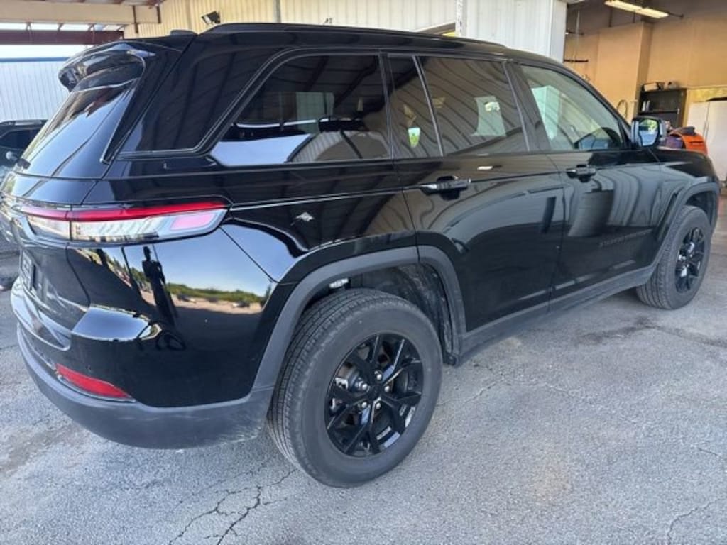 Used 2025 Jeep Grand Cherokee Altitude