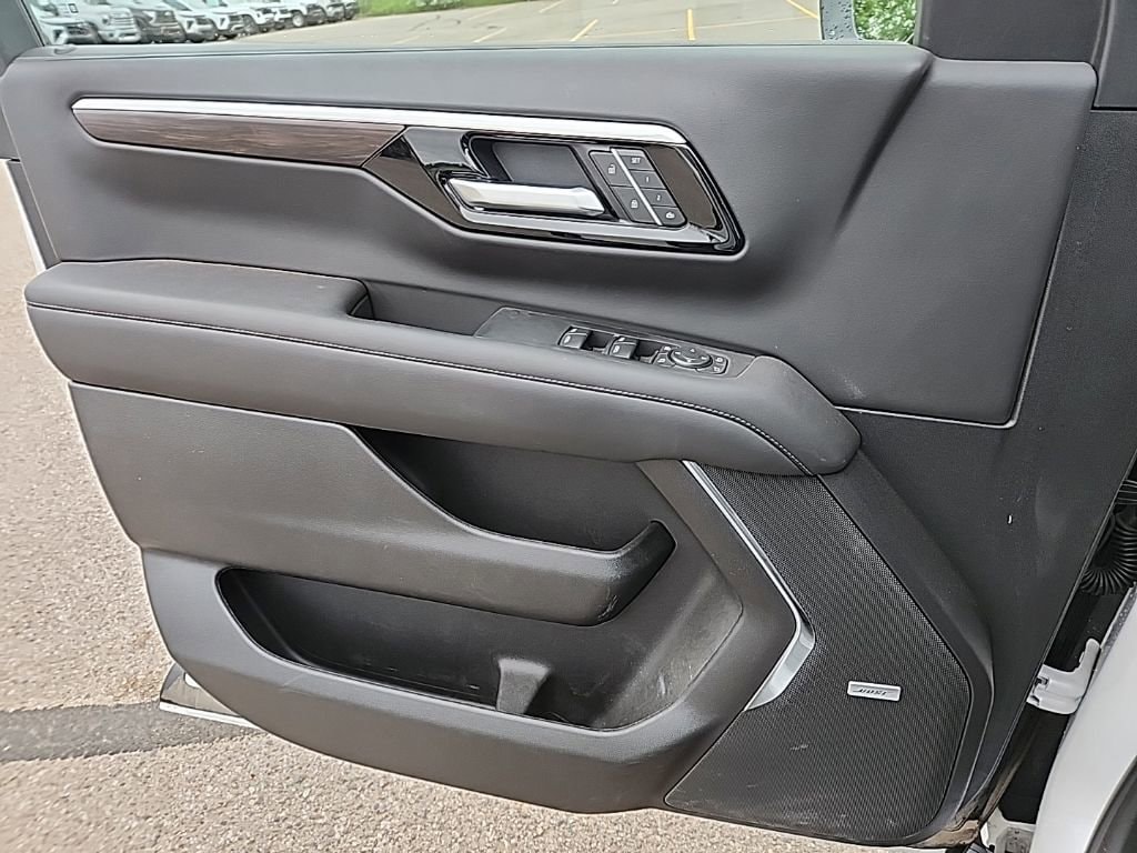 2025 Chevrolet Suburban Z71 - Photo 41