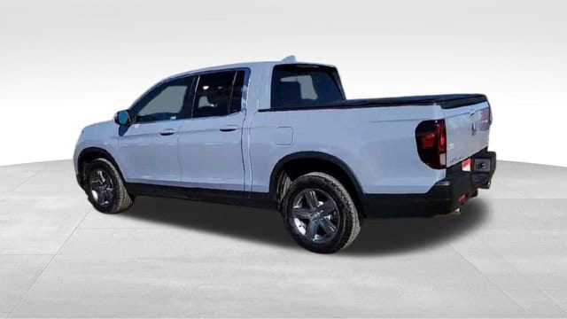 View vehicle photo 6