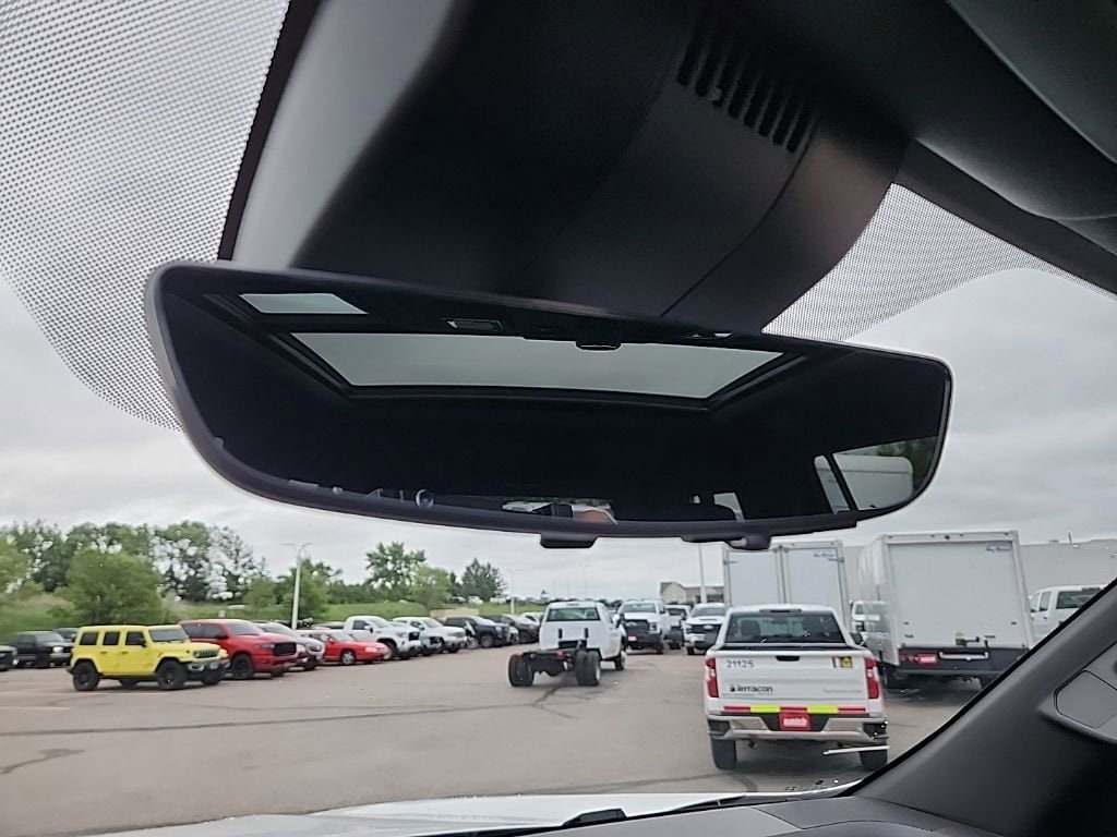 2025 Chevrolet Suburban Z71 - Photo 23