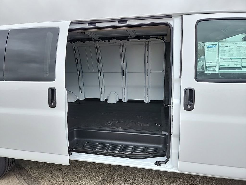 2026 Chevrolet Express Cargo Work Van - Photo 31