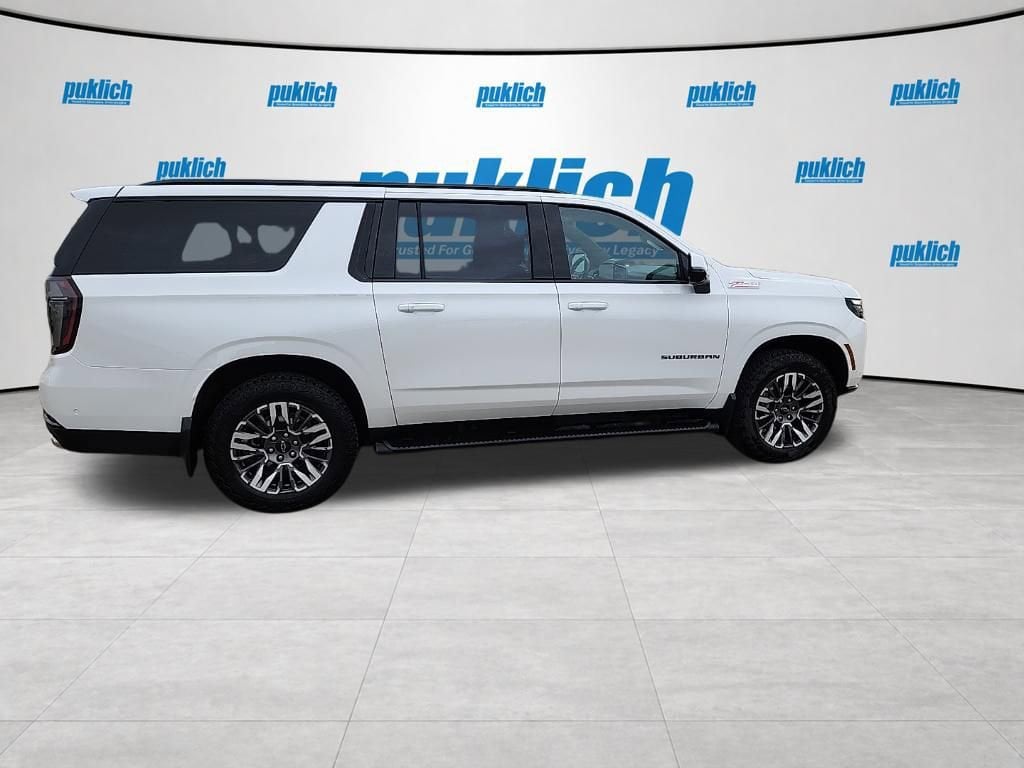 2025 Chevrolet Suburban Z71 - Photo 9