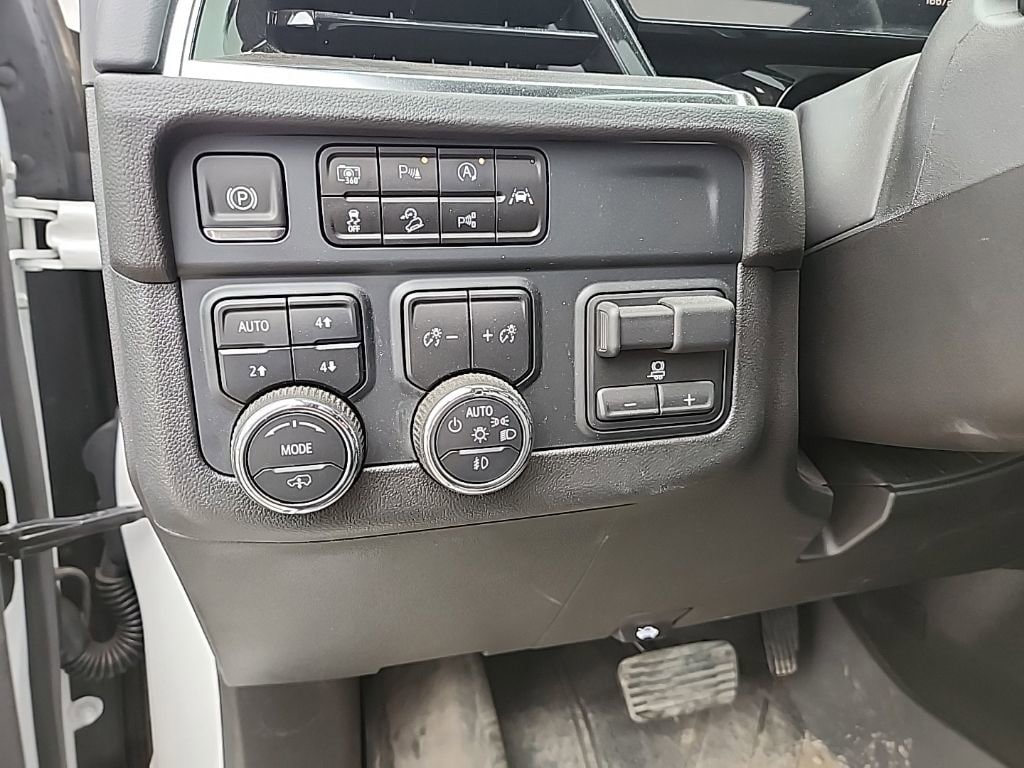 2025 Chevrolet Suburban Z71 - Photo 15