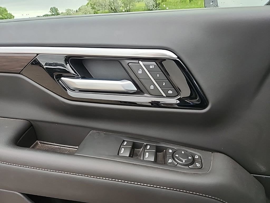 2025 Chevrolet Suburban Z71 - Photo 42