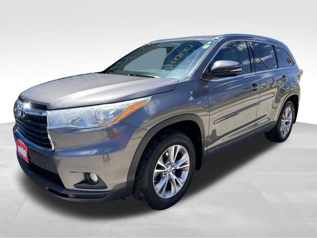 Used 2015 Toyota Highlander XLE with VIN 5TDJKRFHXFS205556 for sale in Valley City, ND