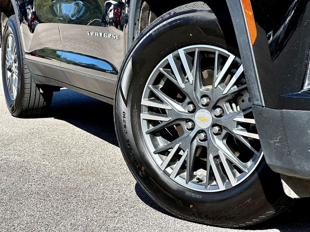 Used 2024 Chevrolet Traverse LT SUV