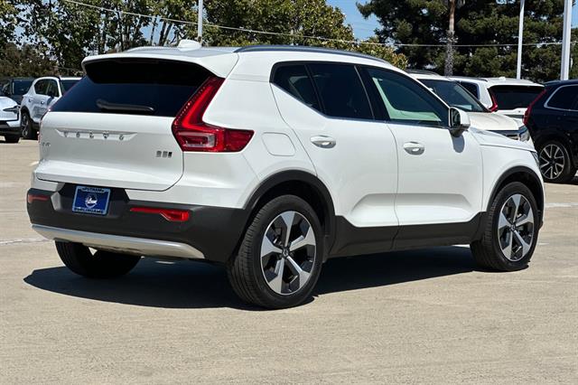 2025 Volvo XC40 Core photo 3