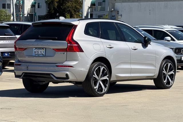 2023 Volvo XC60 B5 Ultimate Dark Theme photo 2