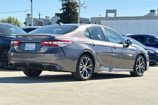2020 Toyota Camry Hybrid SE photo 2