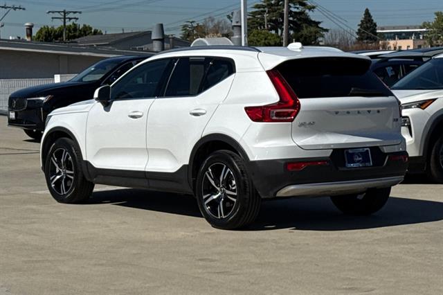 2025 Volvo XC40 B5 Core Bright Theme photo 4