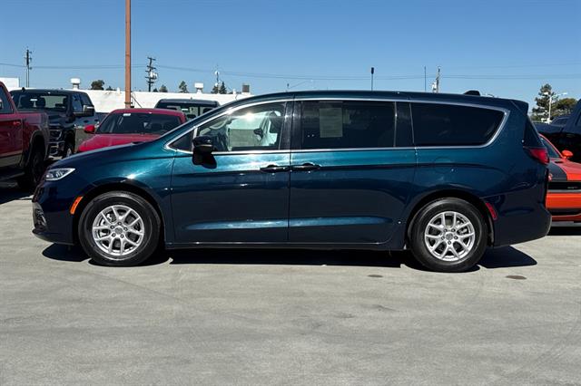 2023 Chrysler Pacifica Touring L photo 5