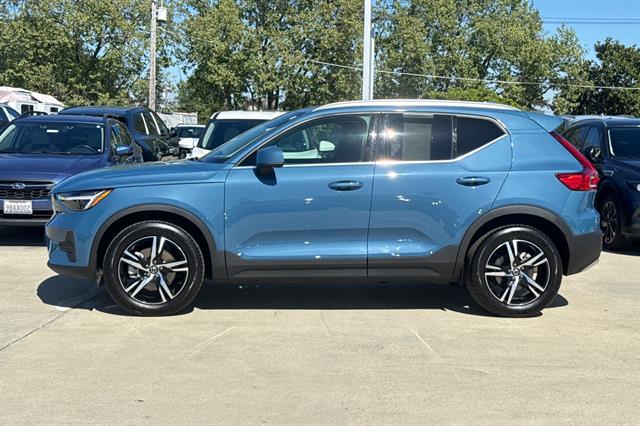 2025 Volvo XC40 B5 Core Bright Theme photo 5