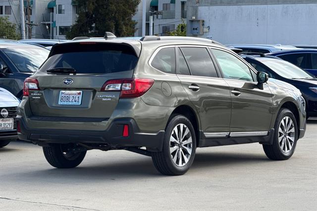 2018 Subaru Outback 3.6R Touring photo 2