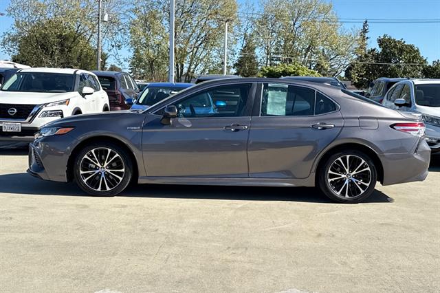 2020 Toyota Camry Hybrid SE photo 5