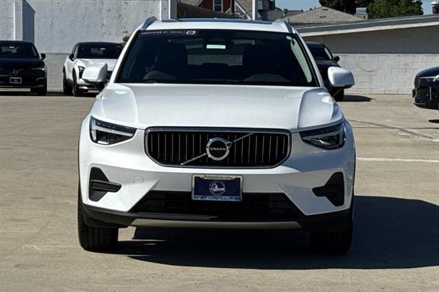 2025 Volvo XC40 B5 Core Bright Theme photo 3