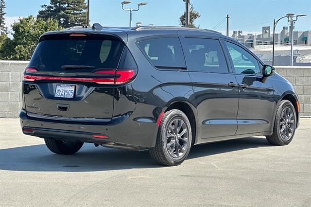 2021 Chrysler Pacifica Touring L photo 3