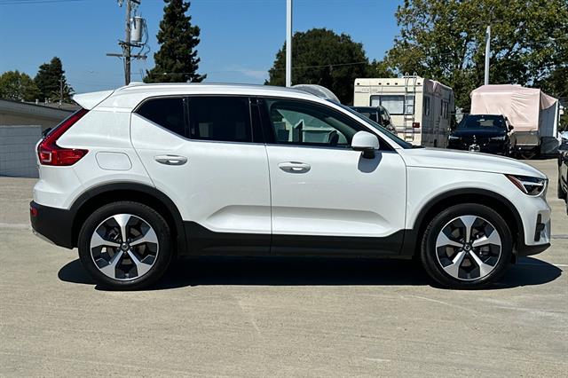 2025 Volvo XC40 Core photo 2
