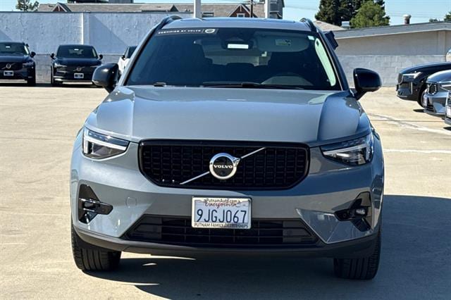2023 Volvo XC40 B5 Ultimate Dark Theme photo 3