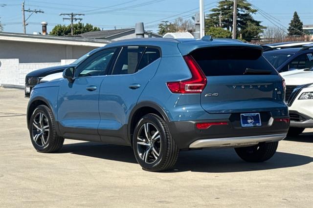 2025 Volvo XC40 B5 Core Bright Theme photo 4