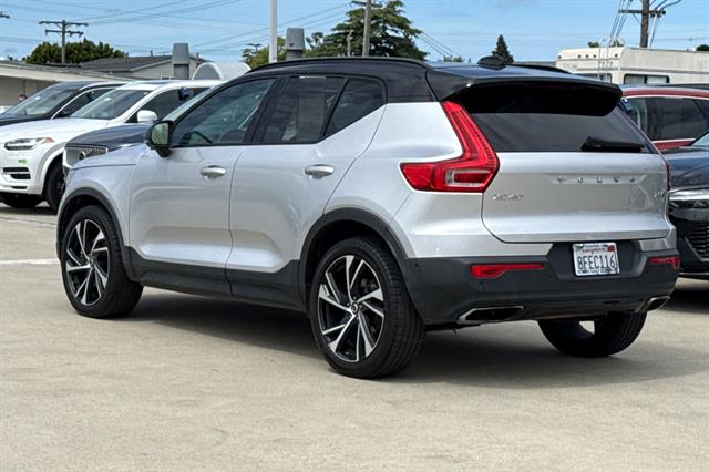2019 Volvo XC40 T5 R-Design photo 4