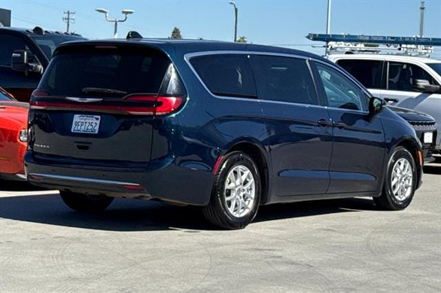 2023 Chrysler Pacifica Touring L photo 2