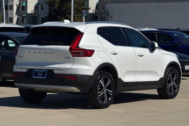 2025 Volvo XC40 B5 Core Bright Theme photo 2