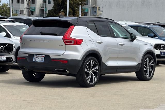 2019 Volvo XC40 T5 R-Design photo 2