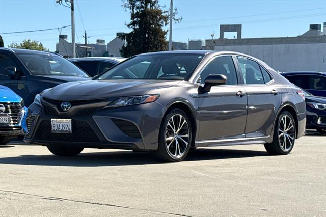2020 Toyota Camry Hybrid SE photo 6