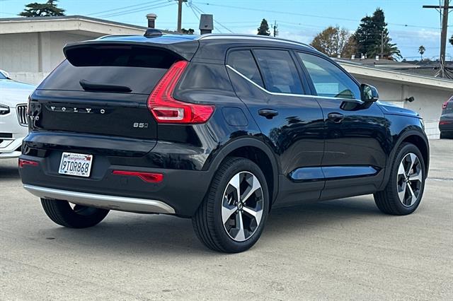 2025 Volvo XC40 Plus photo 3