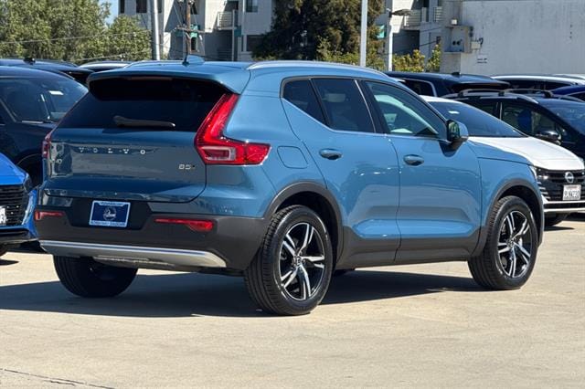2025 Volvo XC40 B5 Core Bright Theme photo 2