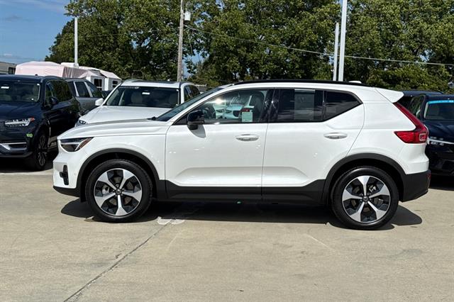 2026 Volvo XC40 B5 Plus photo 5