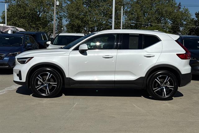 2025 Volvo XC40 B5 Core Bright Theme photo 5