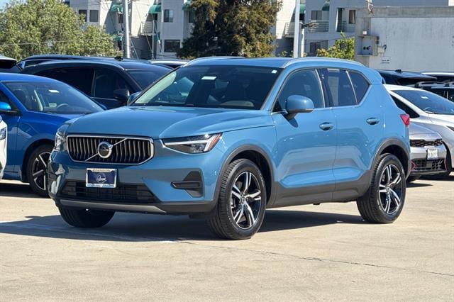 2025 Volvo XC40 B5 Core Bright Theme photo 6