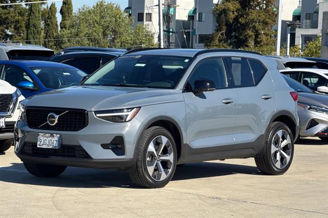 2023 Volvo XC40 B5 Ultimate Dark Theme photo 6