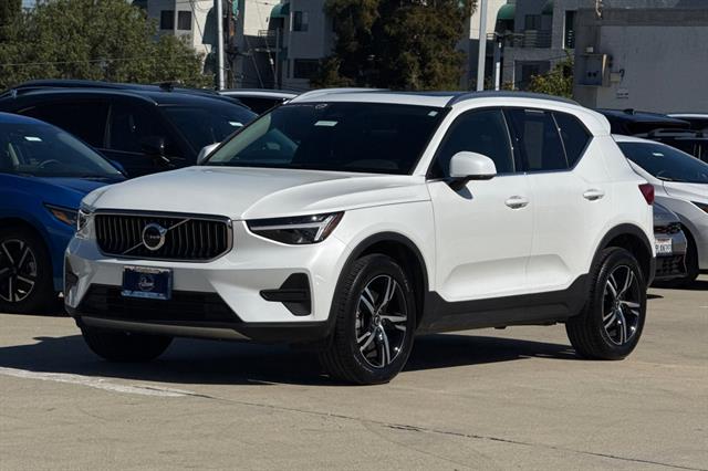 2025 Volvo XC40 B5 Core Bright Theme photo 6