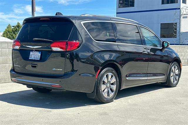 2018 Chrysler Pacifica Limited photo 3