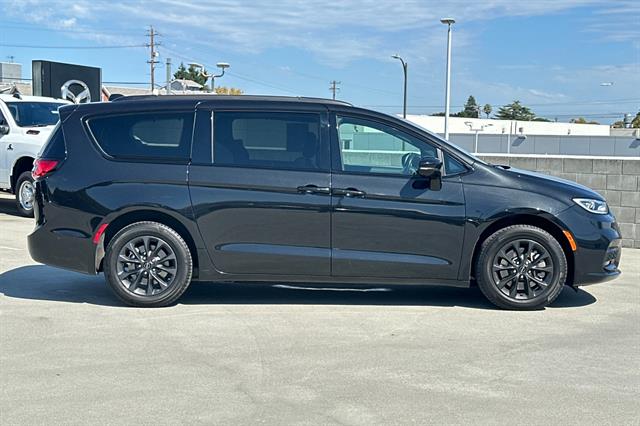 2021 Chrysler Pacifica Touring L photo 2
