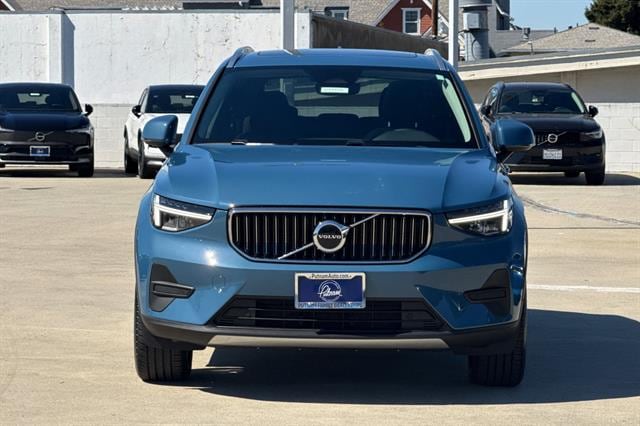 2025 Volvo XC40 B5 Core Bright Theme photo 3