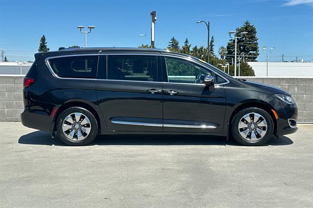 2018 Chrysler Pacifica Limited photo 2