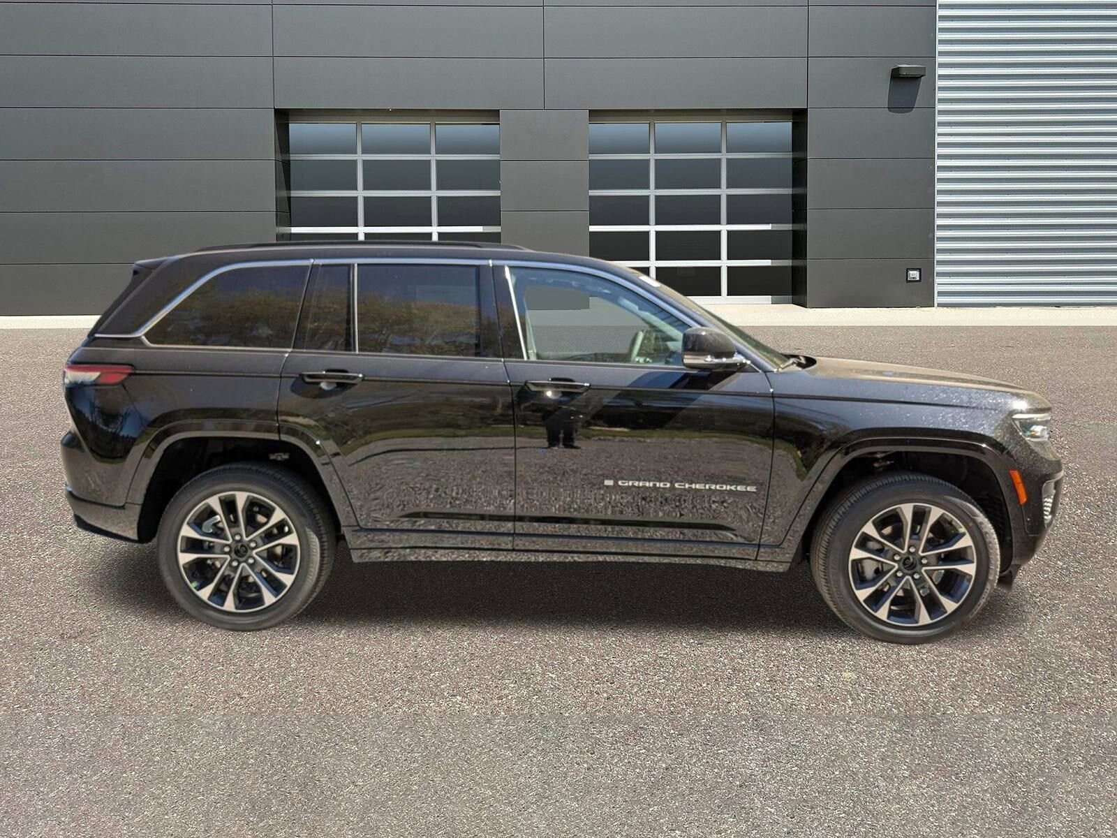 2025 Jeep Grand Cherokee Overland Sport photo 2