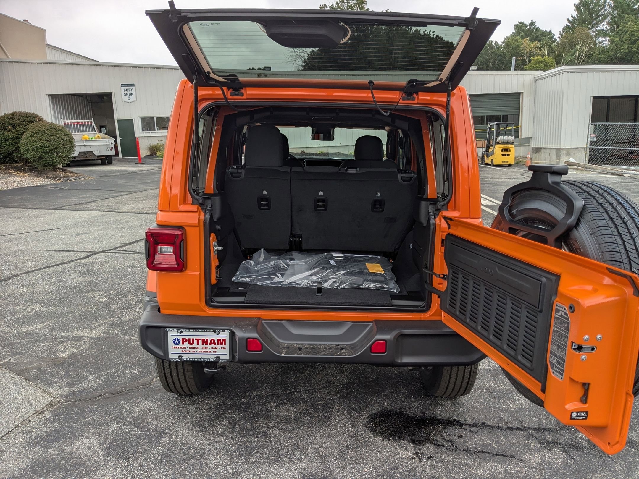 2025 Jeep Wrangler 4-Door Sahara - Photo 30