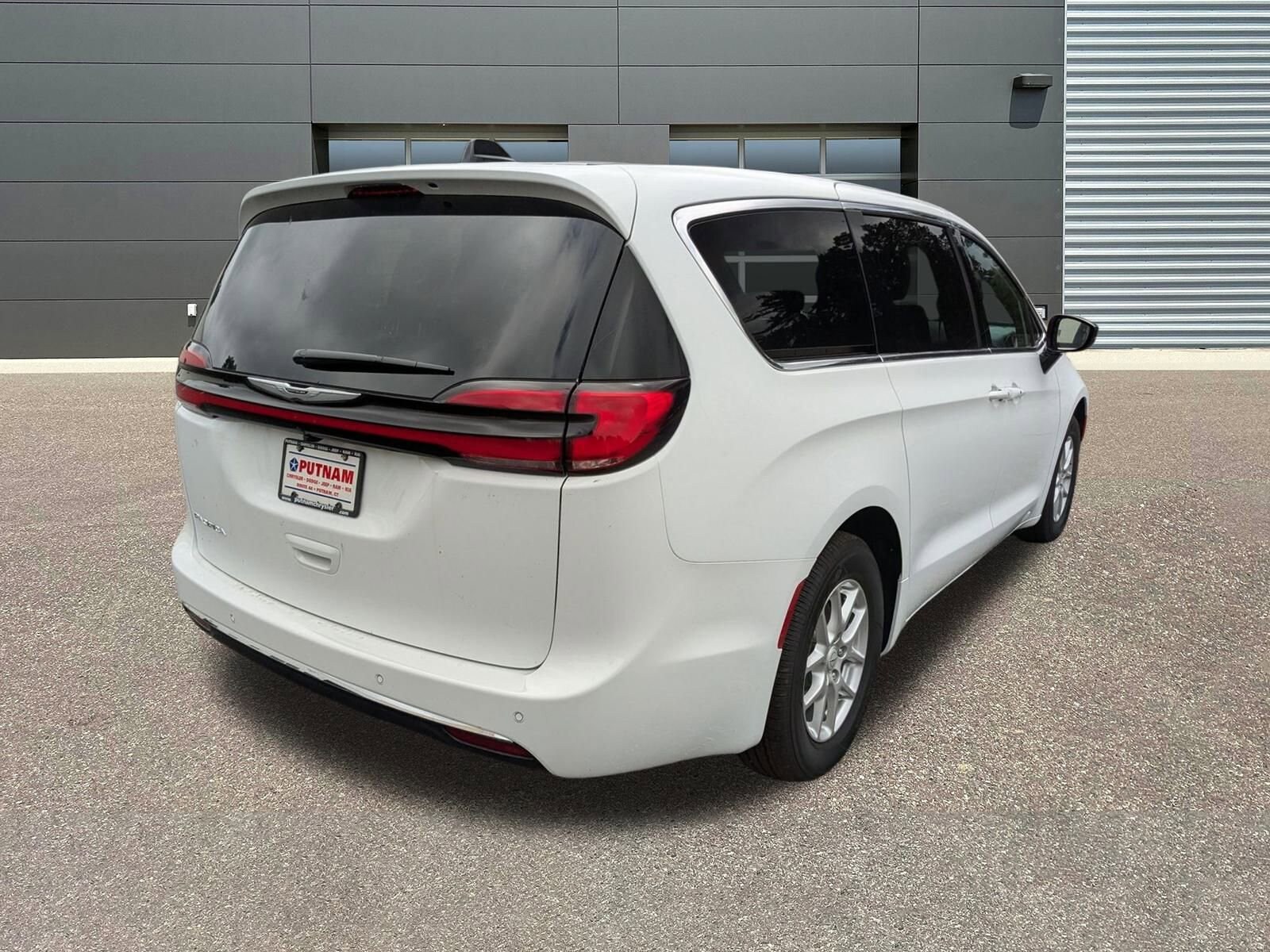 2026 Chrysler Pacifica photo 3